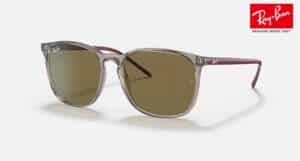 Lunettes Ray-Ban RB4387 carrées en poli transparent gris avec branches bordeaux offrant protection solaire et style urbain
