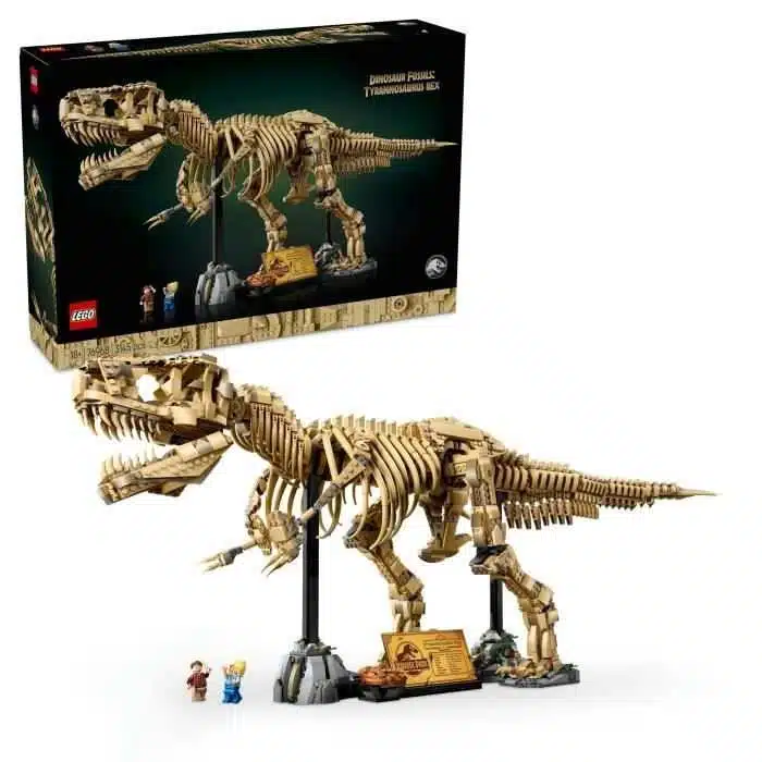 Image montrant le set LEGO Jurassic World 76968 Fossiles de Tyrannosaure Rex prêt à être exposé en France