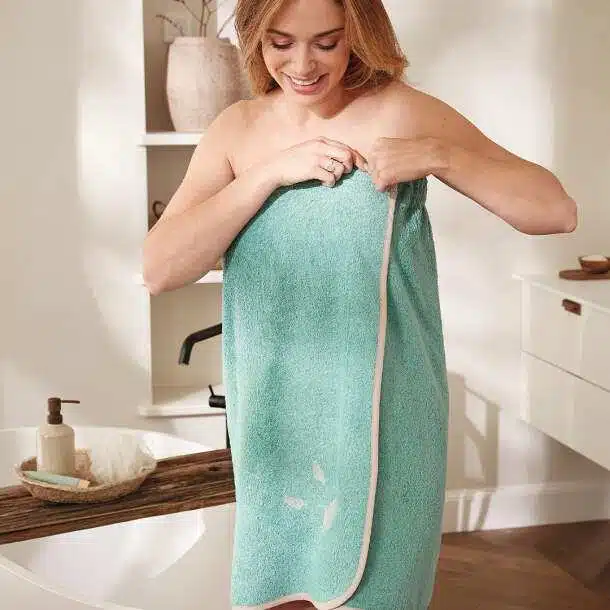 Sortie de bain Françoise Saget en éponge coton 380 g/m² - 70x145 cm avec motifs plumes et trois coloris Flamingo, Chamois et Opale