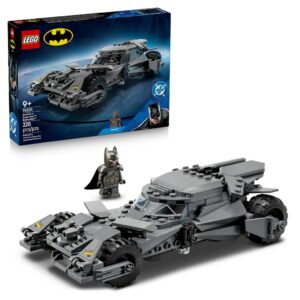 Portrait de la Batmobile LEGO 76331 édition collector Batman v Superman avec minifigurine Batman en armure et cockpit doré