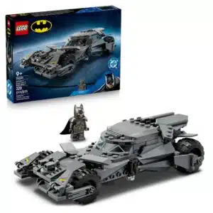 Portrait de la Batmobile LEGO 76331 édition collector Batman v Superman avec minifigurine Batman en armure et cockpit doré
