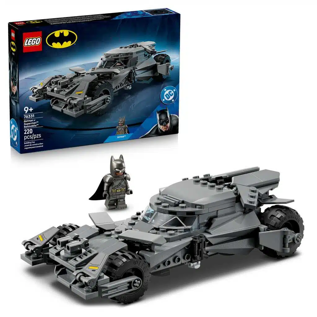 Portrait de la Batmobile LEGO 76331 édition collector Batman v Superman avec minifigurine Batman en armure et cockpit doré