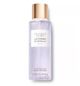 Femme vaporisant brume parfumée Victoria's Secret
